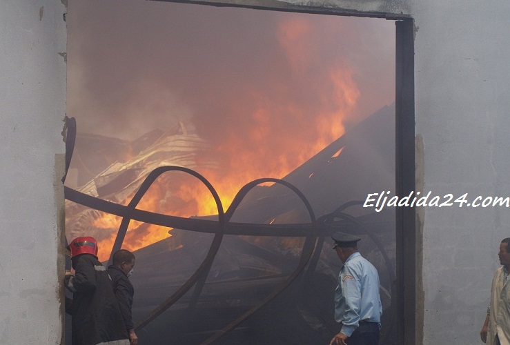 خسائر و اصابات في حريق مهول بالمنطقة الصناعية بالجديدة  (صور الحريق)
