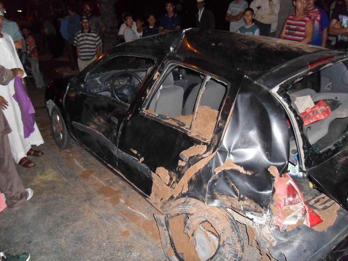 الجديدة: خسائر كبيرة إثر انقلاب حافلة لنقل الرمال فوق سيارة مركونة بجانب الشارع (صور) - الجديدة 24