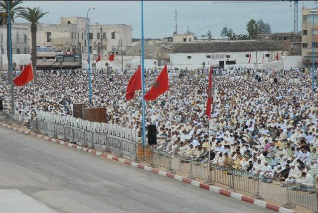 الجديدة : بالصور ازيد من 100 الف مصلي يؤدون صلاة عيد الفطر بساحة البريجة 
