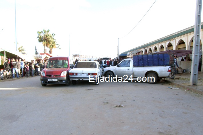 بالصور: مواطنون يحبطون سرقة سيارة أجرة من الحجم الكبير بمدينة الزمامرة