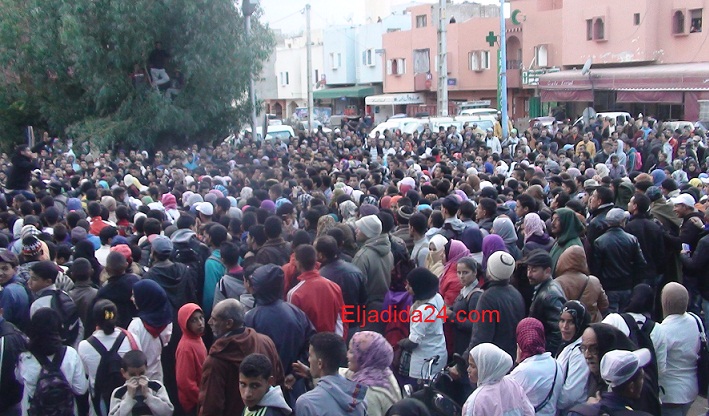 بالصور.. سكان اولاد افرج ينتفضون ويخرجون احتجاجا على انعدام الأمن بمدينتهم عقب جريمة قتل ذهب ضحيتها تلميذ