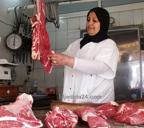 فاطمة ابراهمي أول امرأة تمارس مهنة الجزارة بالجديدة 