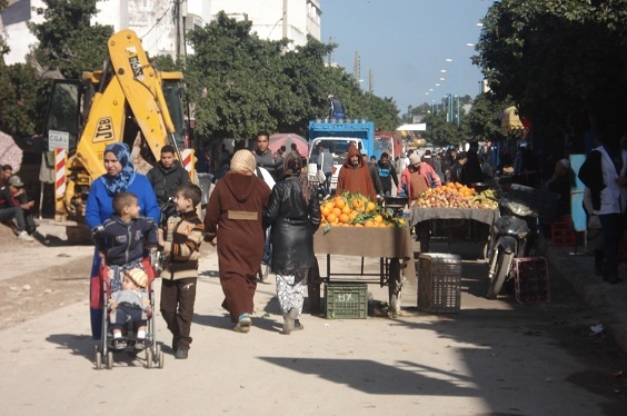 أزمــور: تنظيم المهرجان الدولي للفن التشكيلي وشوارع المدينة غارقة في الحفر والاوراش وفوضى الباعة المتجوبين