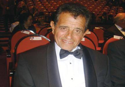الملك يعزي أفراد أسرة الفنان الراحل حميدو بنمسعود   - الجديدة 24
