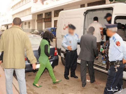 فرقة الأخلاق العامة توقف رجل وفتاة ووسيطين بعد مداهمة شقة للدعارة بشارع محمد السادس بالجديدة