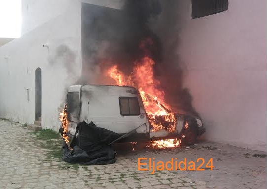بالصور.. احتراق سيارة داخل الحي البرتغالي بالجديدة