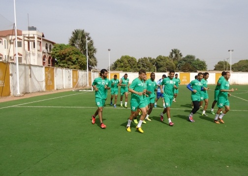 الدفاع الجديدي يجري آخر حصة تدريبية بغامبيا قبل مواجهة فريق غامتيل يوم غد السبت