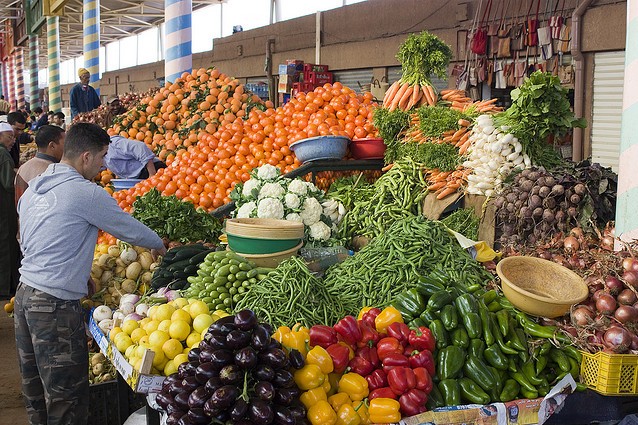 إتلاف مجموعة من البضائع والمواد الغذائية المنتهية الصلاحية في حملة على محلات البيع بالزمامرة