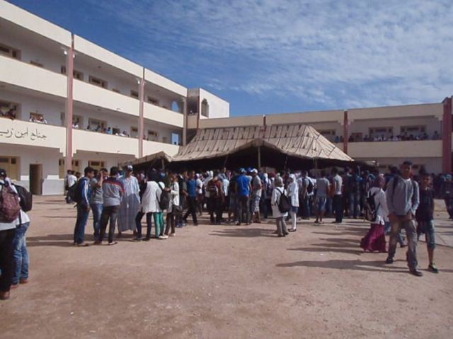 بالفيديو: خيمة وسط ساحة الثانوية التأهيلية 6 نونبر بأولاد افرج تستأثر باهتمام الجميع