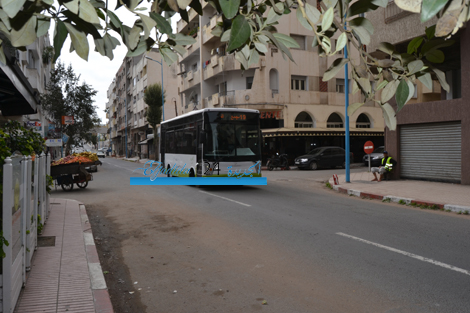 حافلة النقل الحضري الجديدة الكبرى تصدم دراجة نارية كبيرة وتردي سائقها أشلاء متناثرة 