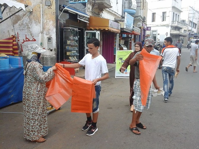 جمعيةجون ماروكان بالجديدة توزع الأكياس بلاستيكية على مجموعة من المنازل