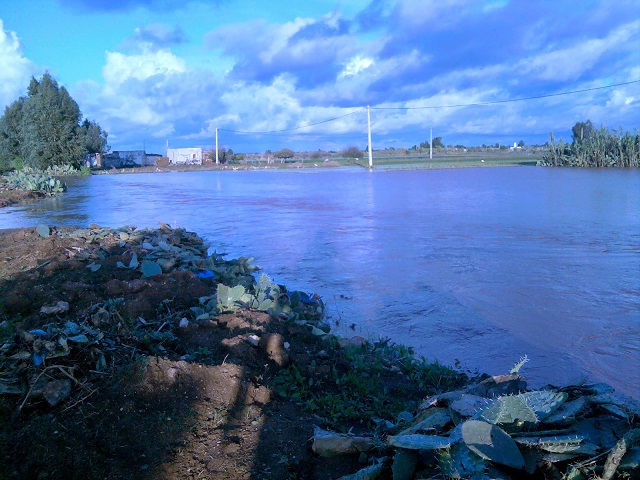 الأمطار الطوفانية تغرق دواوير بخميس متوح والسلطات ترفض فك الحصار عنها