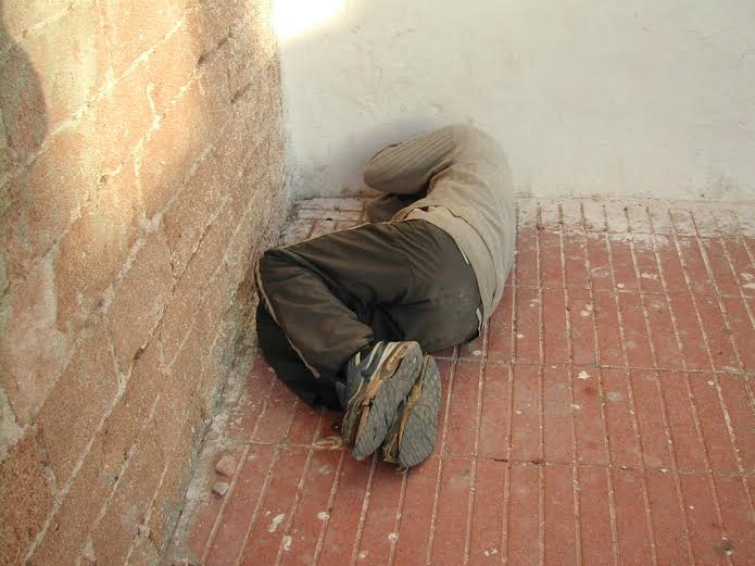 في ظل موجة البرد الشديد.. فقراء دكالة ينامون في الشوارع بدون مأوى ولا غطاء