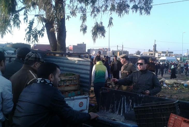 السلطات المحلية تشن حملة على الباعة المتجولين وتزيل سوقا عشوائيا بمدخل الجديدة + صور