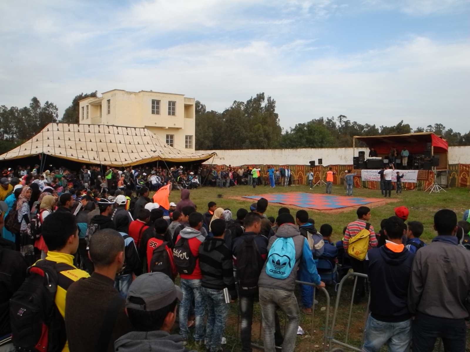 جمعية موسيقية تنصب خيمة ومنصة في الهواء الطلق بأولاد افرج