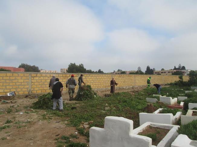 حملة تنظيف مقبرة مولاي بوشعيب بآزمور  حضرالتطوع  وغاب القائم على الشأن المحلي 