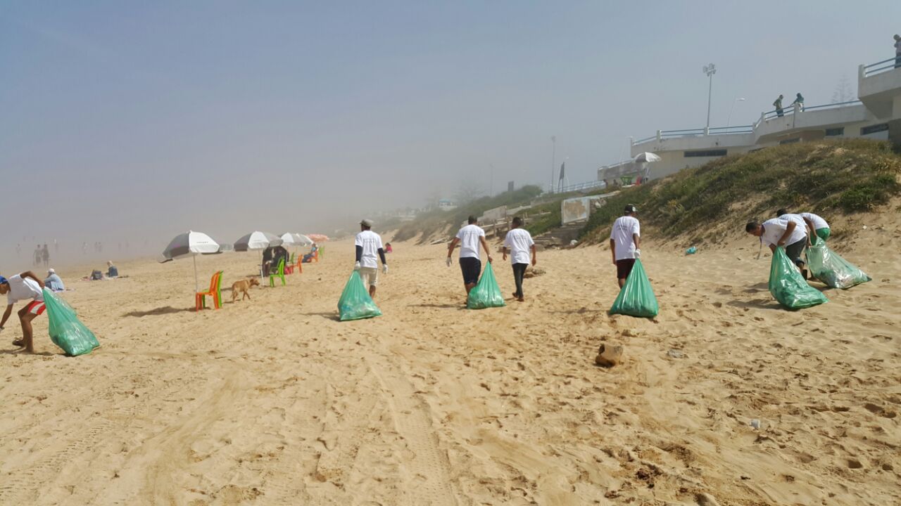 بالصور .. تنظيم حملة تطوعية لتنظيف شاطئ سيدي بوزيد