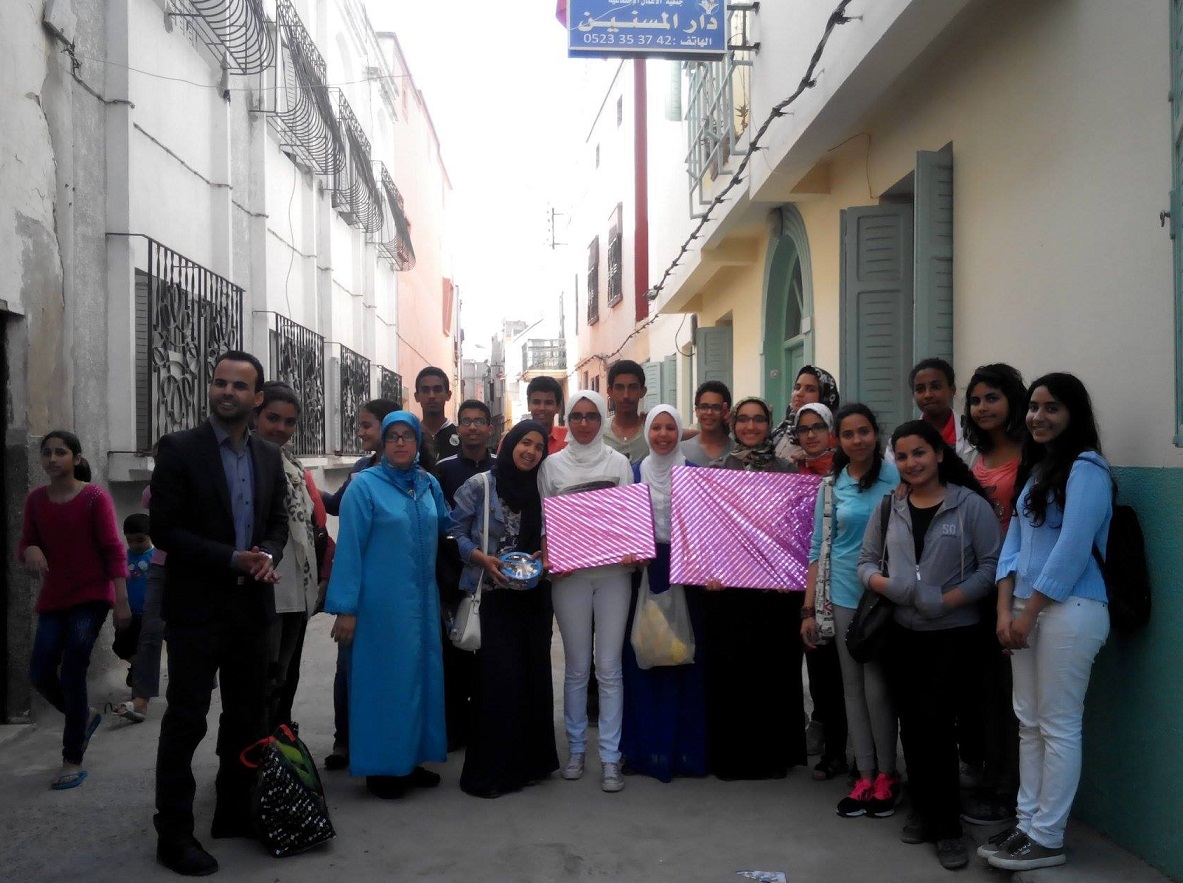 تلاميذ ثانوية إحسان 1 بالجديدة في زيارة تضامنية لدار المسنين