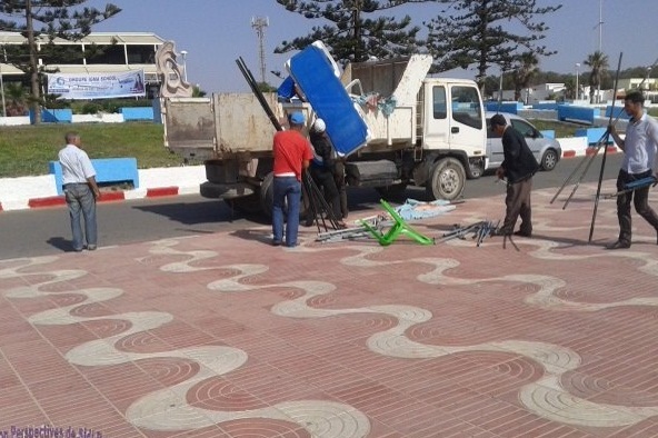 اصابة عون سلطة واعتقال شخص أثناء حملة لتحرير شاطئ سيدي بوزيد من المظلات الشمسية والخيام