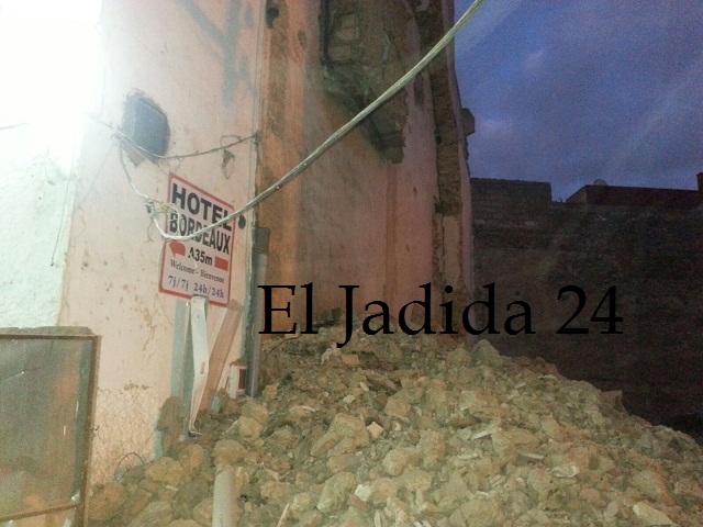 بالصور.. استنفار كبير بعد انهيار حائط فندق بحي شعبي بوسط الجديدة