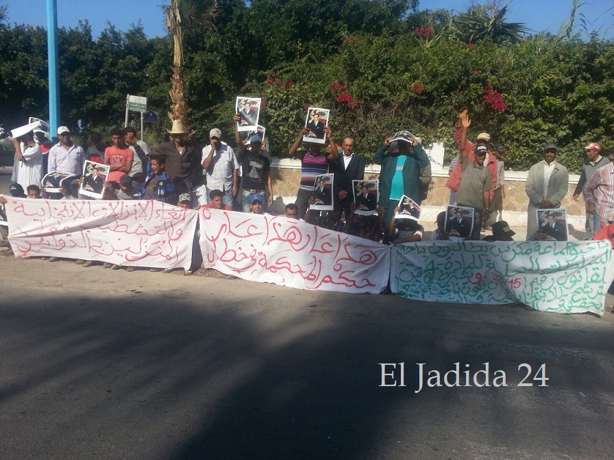 ساكنة جماعة مكرس تحتج أمام عمالة الجديدة وتطالب بتنفيذ الحكم الصادر ضد رئيس الجماعة