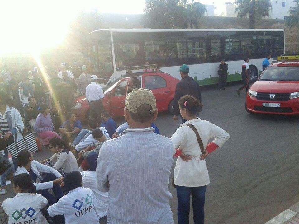 احتجاج على حافلات النقل الحضري بآزمور وطالبات يتهمن باشا المدينة بسبّهن