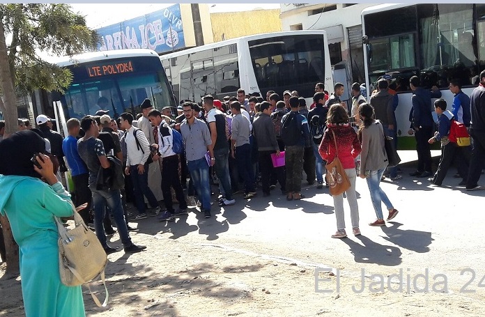 ركاب يحاصرون حافلات النقل الحضري أزيد من عشر ساعات والسلطات تتفرج بأزمور