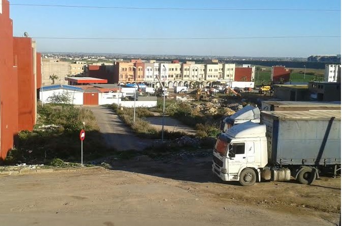 ساكنة حي السلام بالجديدة تطالب برفع الضرر الناتج عن ركن الشاحنات الكبيرة