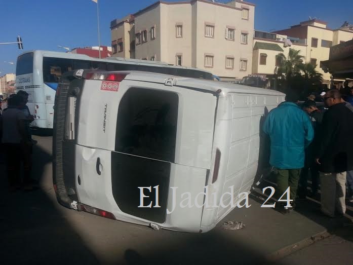 بالصور.. انقلاب سيارة في حادث اصطدام بين سيارتين داخل ملتقى حي المويلحة بالجديدة