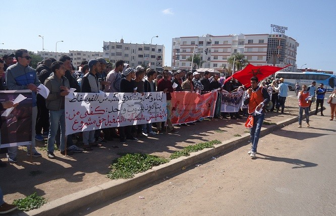 أبناء الفوسفاطيين في وقفة احتجاجية بالجديدة للمطالبة بحقهم في التشغيل بالمكتب