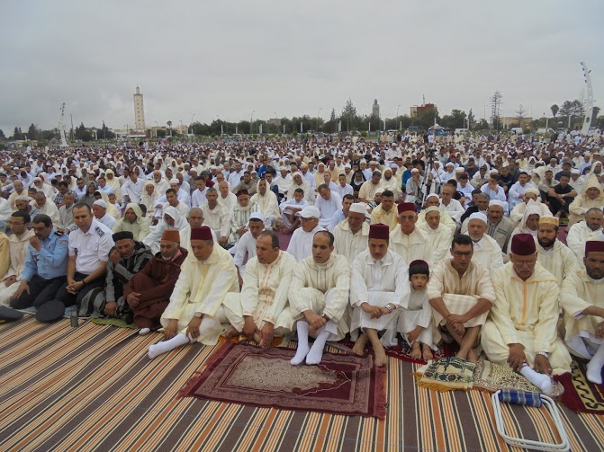 المصلون يؤدون صلاة العيد لعام 1437 هـ بالساحة الكبرى بالزمامرة