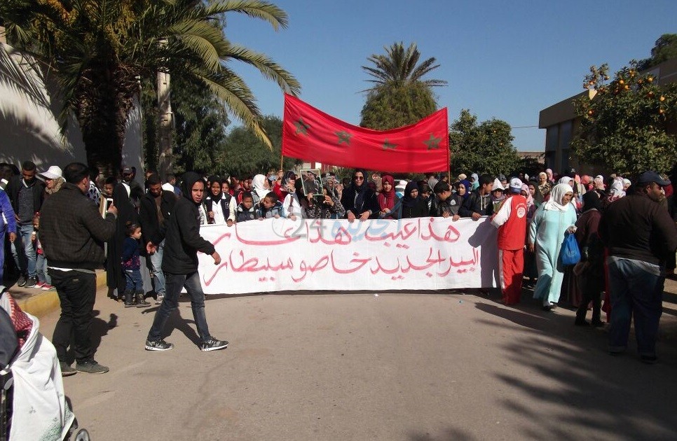 بالصور.. تنظيم وقفة احتجاجية حاشدة بالبئر الجديد للتنديد بالوضع المتردي للمركز الصحي بالمدينة  - الجديدة 24