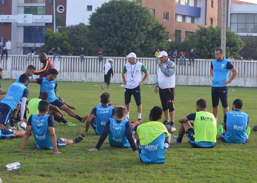 لاعبون من الهواة يتدربون مع الدفاع الحسني الجديدي