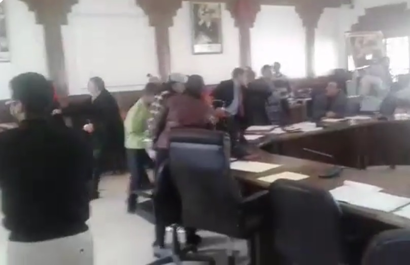 شجار بين أعضاء مجلس بلدية أزمور في دورة فبراير ينتهي داخل مخفر الشرطة + فيديو