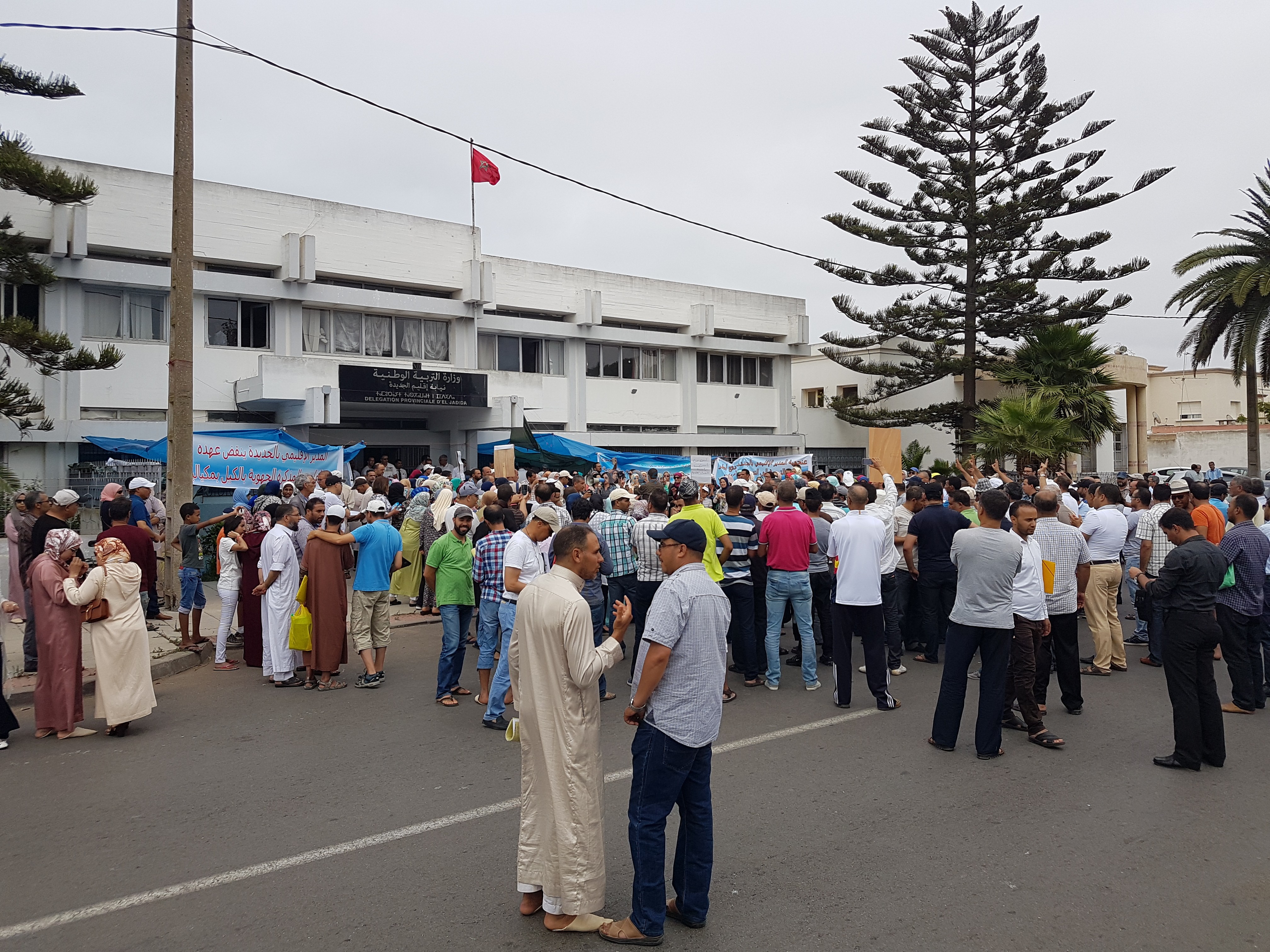 بالصور.. مسيرة احتجاجية للأساتذة المتضررين من الحركة الانتقالية بإقليم الجديدة