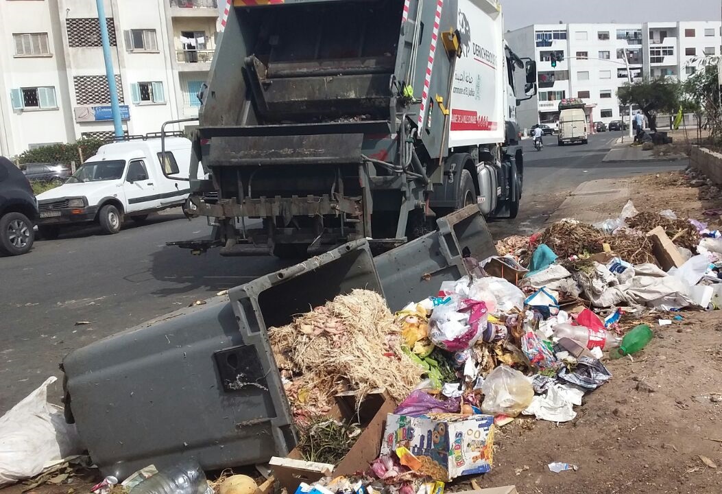 شركة النظافة بالجديدة تطوي صفحة الاضراب وتتفق مع عمالها على تلبية جزء هام من مطالبهم