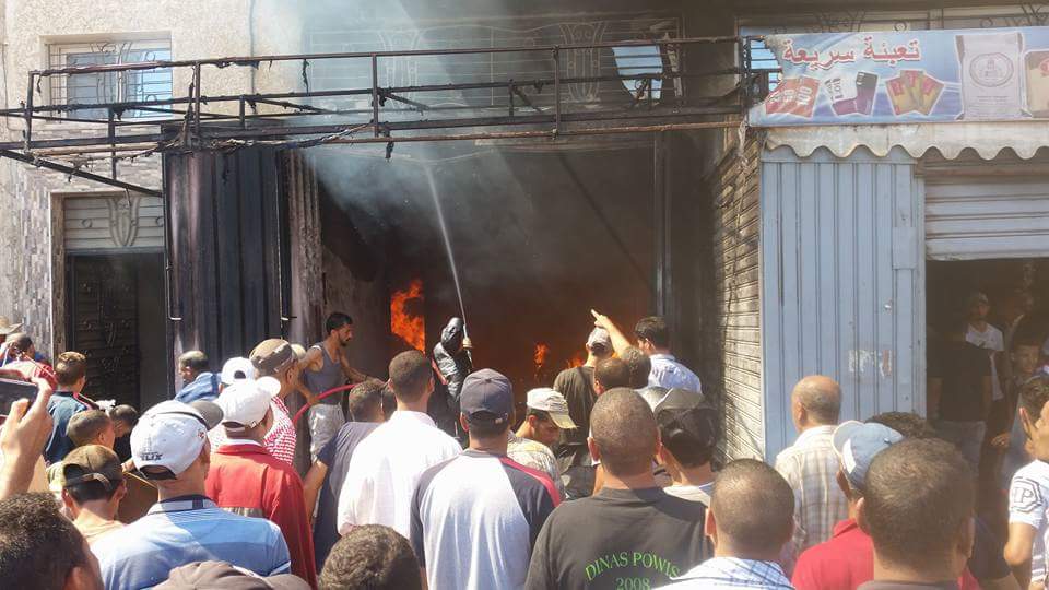 مواطنون يخمدون حريقا مهولا في محل لبيع الأثاث بمدينة البئر الجديد + فيديو