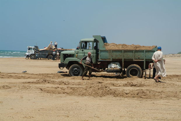 درك أولاد غانم يحجز شاحنة محملة بالرمال المنهوبة من شواطئ الجديدة‎