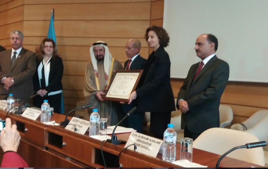 حاكم الشارقة يكرم الدكتور جعنيد من جامعة شعيب الدكالي بالجائزة الثانية للألكسو بباريس