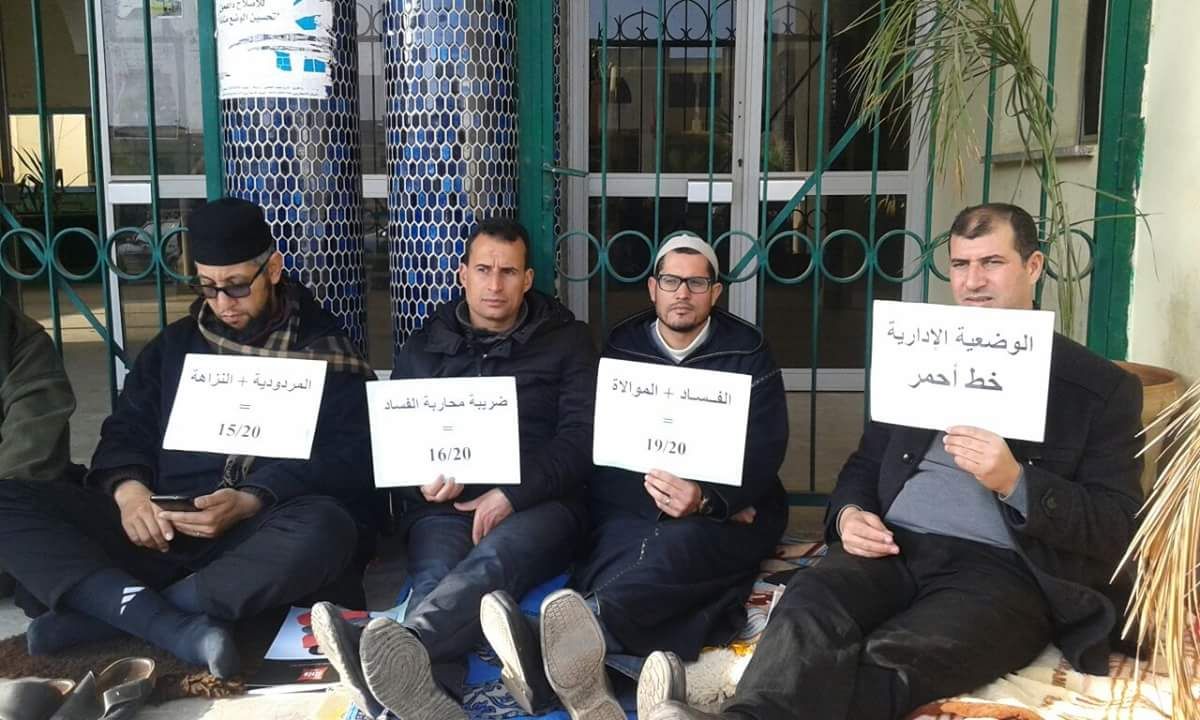 موظفون يفترشون العراء أمام جماعة سيدي بنور احتجاجا على ''الحكرة''