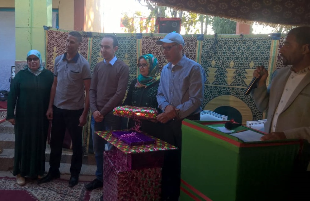 تكريم مدير مدرسة عقبة بن نافع بالزمامرة بعد احالته على التقاعد  - الجديدة 24