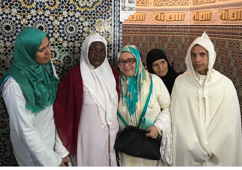 بالصور.. سيدة من ساحل العاج تعتنق الإسلام في مسجد ''الامام علي'' بالجديدة