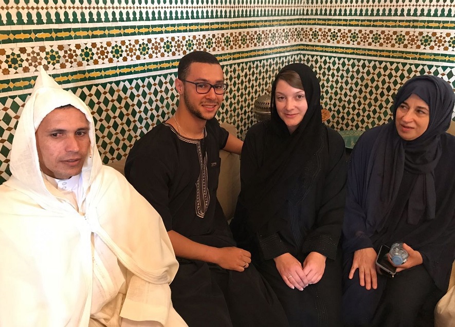 بالصور.. اسلام مواطنة ألمانية بمسجد الامام علي بالجديدة واختارت لها من الاسماء ''ثوريا''