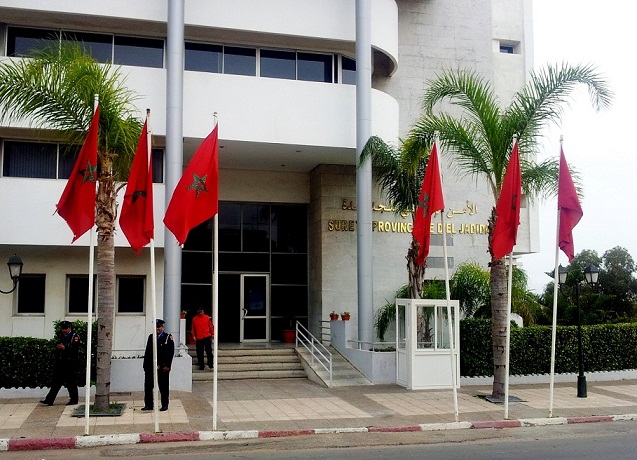 أسماء كاديمي تعتصم أمام مقر أمن الجديدة إثر تهديدها لحملها على التنازل عن شكايتها لفائدة ضابط الشرطة المتهم ب''شهادة الزور