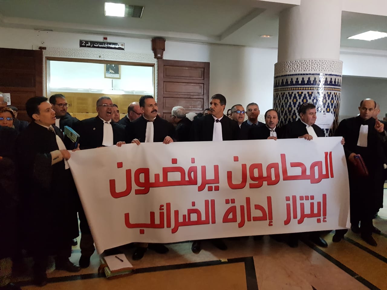 بالصور.. محامو الجديدة وسيدي بنور يحتجون ضد ''ابتزاز ادارة الضرائب'' + فيديو