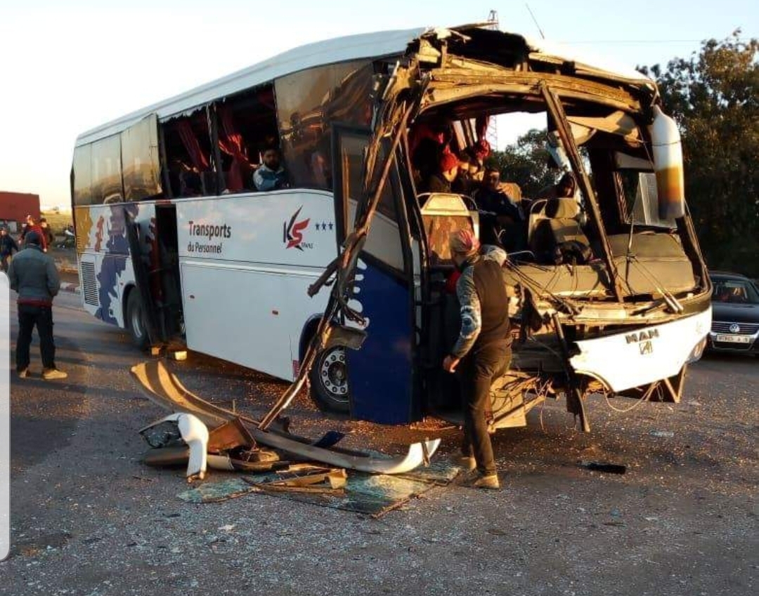 بالصور.. إصابة 10 أشخاص في حادثة اصطدام بين حافلة لنقل المستخدمين وشاحنة