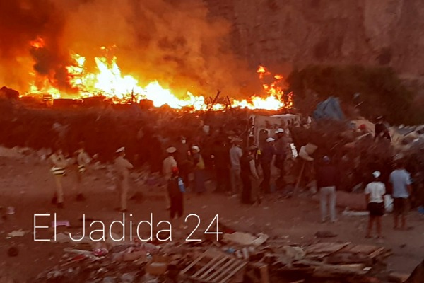 بالصور.. السلطات تدمر وتحرق عشرات البراريك قرب حي الغزوة بالجديدة 