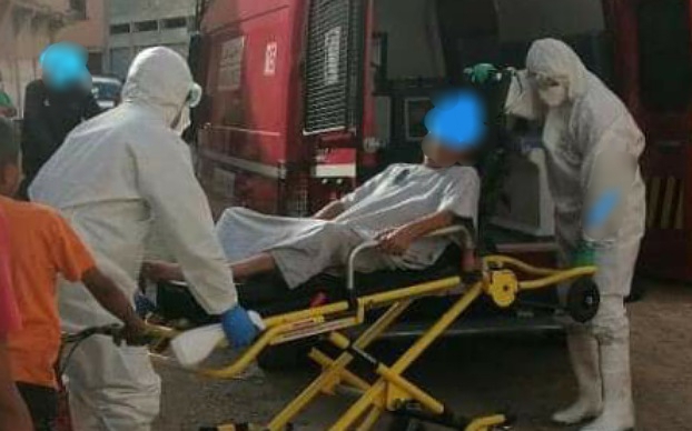 سيارة إسعاف تنقل المصاب الوحيد بكورونا بمستشفى الجديدة الى المستشفى العسكري ببنسليمان - الجديدة 24