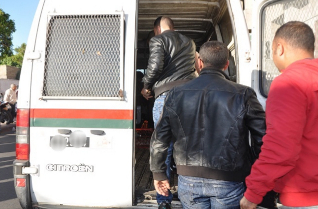 اعتقال 16 شخصا داخل مقهى سري لتقديم المشروبات والقمار بمدينة آزمور  
