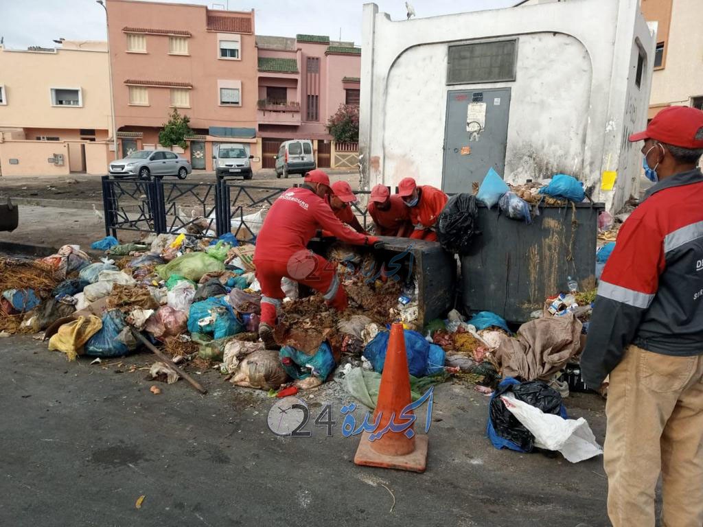 عمال النظافة بالجديدة.. جنود خفاء يسهرون على نظافة البيئة خلال عيد الأضحى المبارك